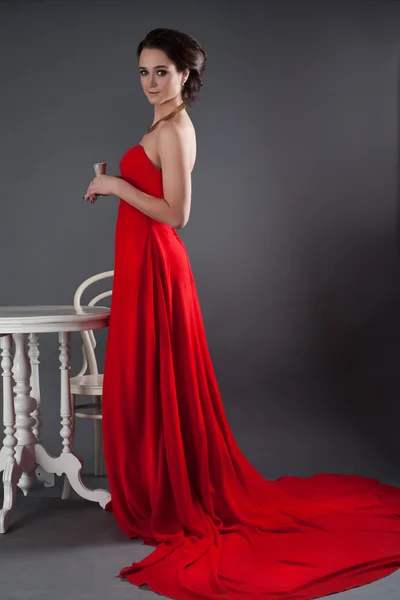 Hermosa chica en vestido de noche rojo — Foto de Stock