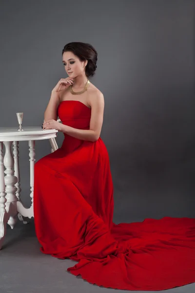 Gyönyörű lány piros estélyi ruha — Stock Fotó