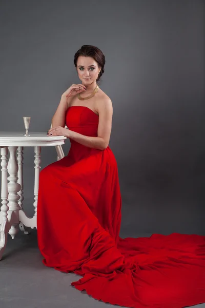 Piękna dziewczyna w czerwony strój wieczorowy — Zdjęcie stockowe