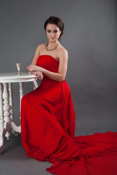 Gyönyörű lány piros estélyi ruha — Stock Fotó