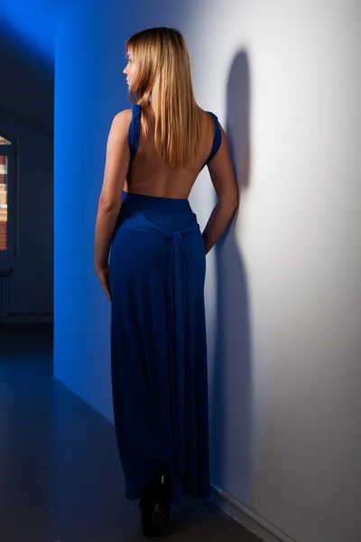 青いドレスの女の子 — ストック写真