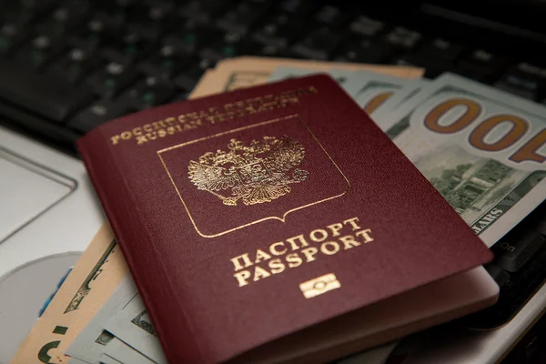 Amerikan Doları ile Rus pasaportu
