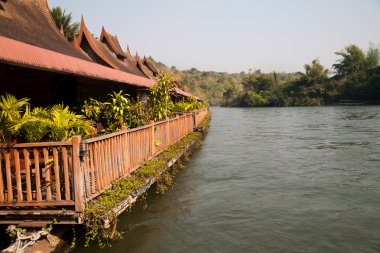 Tayland kwai Nehri üzerinde inşa