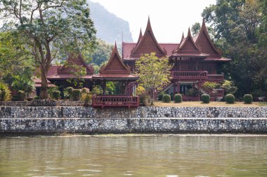 Tayland kwai Nehri üzerinde inşa