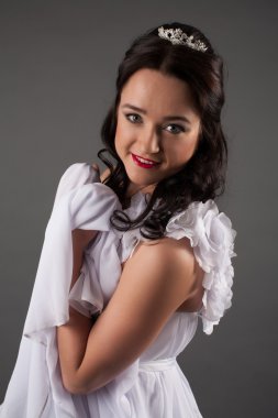 Beyaz elbisesi içinde gelin