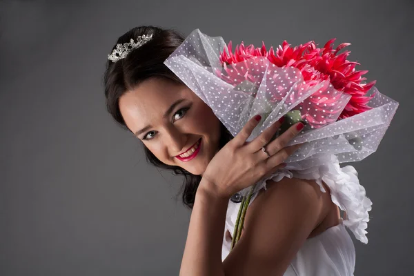 Novia con ramo de flores — Foto de Stock