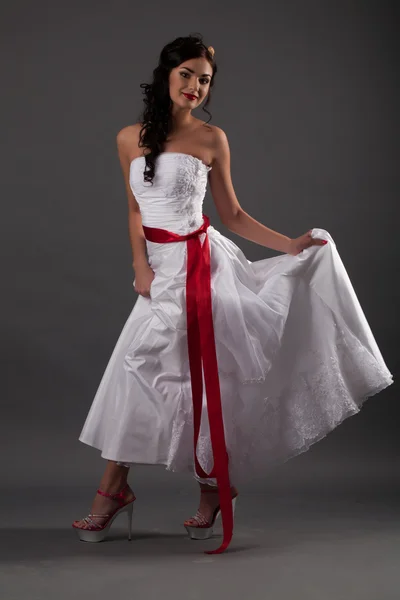 A vörös szalaggal fehér ruha menyasszony — Stock Fotó