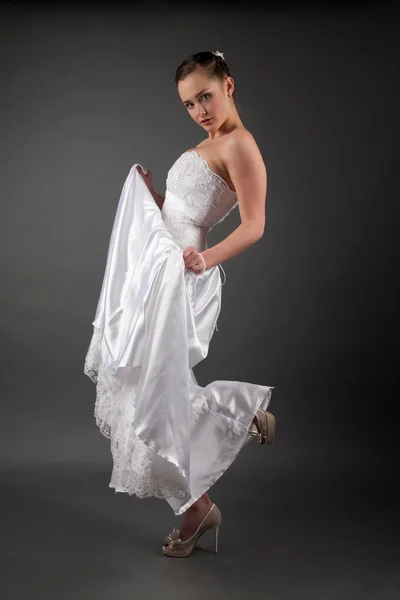 Bride in the studio on one leg — Stock Photo, Image