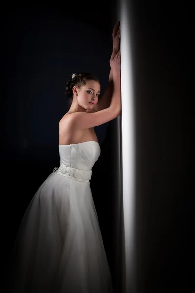 Studio portret van een jonge bruid — Stockfoto