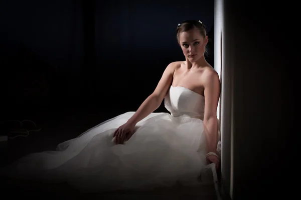 Braut sitzt auf dem Boden, an die Wand gelehnt — Stockfoto