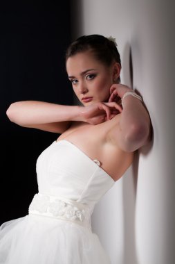 duvara karşı duran gelin