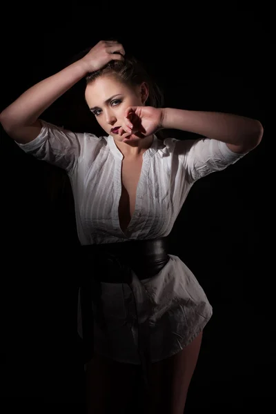 Retrato de estudio de una hermosa joven con una camisa blanca sobre un fondo negro —  Fotos de Stock
