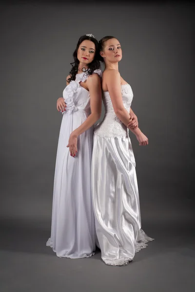 两个年轻的新娘穿白色礼服 — 图库照片