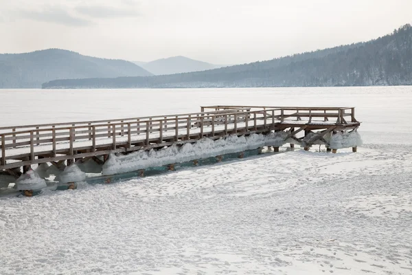 アンガラ川に冷凍の木製桟橋 — ストック写真