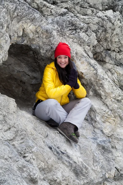Jonge vrouw mediteren zitten in een grot — Stockfoto