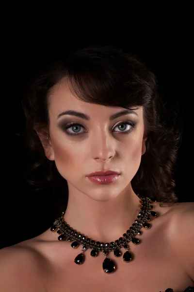 Портрет дівчини з вечірнім макіяжем та ювелірними виробами — стокове фото