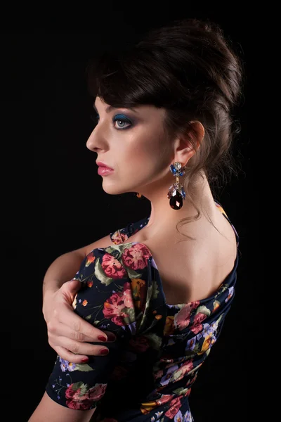 Портрет дівчини з вечірнім макіяжем та ювелірними виробами — стокове фото
