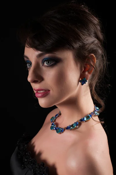 一个女孩晚上化妆品和珠宝的肖像 — 图库照片