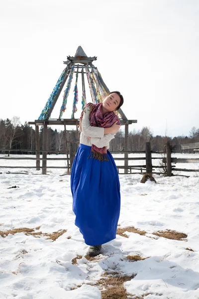 Junges Mädchen in einem langen Rock vor einem Hintergrund eines Winterwaldes — Stockfoto
