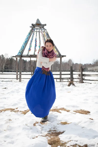 Jong meisje in een lange rok op een achtergrond van een winter forest — Stockfoto