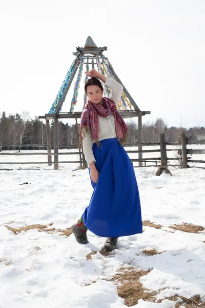 Mladá dívka v dlouhé sukni na pozadí lesa zimní — Stock fotografie