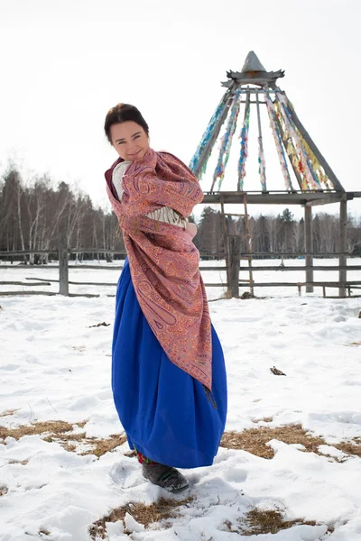 Młoda dziewczyna w długiej spódnicy na tle lasu zima — Zdjęcie stockowe