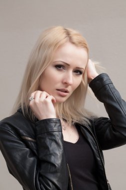 tatlı genç bir sarışın portresi