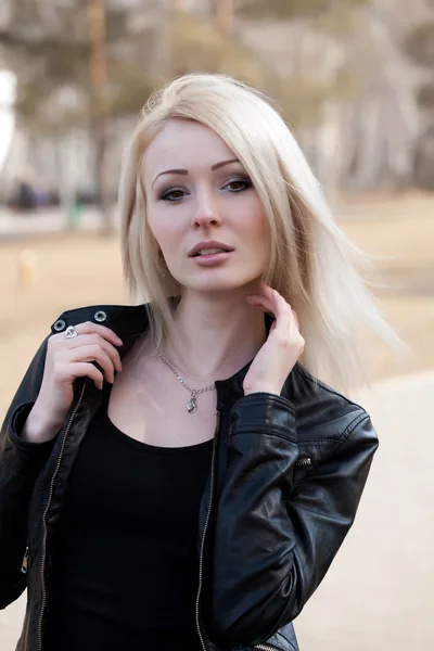 Portrait d'une jolie jeune blonde — Photo