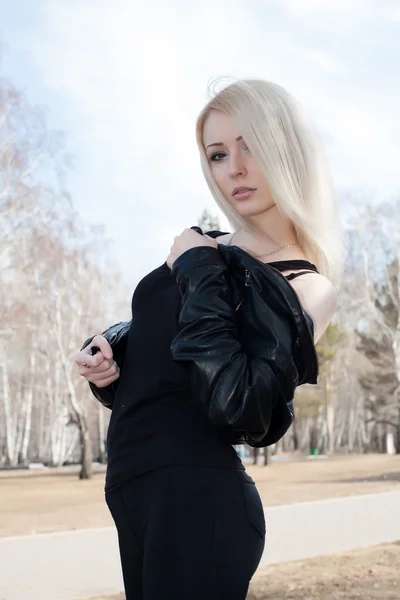 Blonde in een zwart lederen jas — Stockfoto