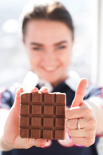 Menina alegre votar no chocolate — Fotografia de Stock