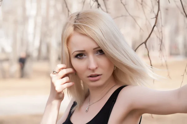 Portrait d'une jeune blonde au visage européen — Photo