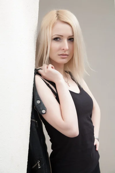 Blonde, leaning against the wall — Stock Photo, Image