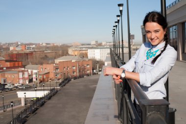 modern bir şehir, bir arka plan üzerinde kız