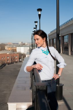 modern bir şehir, bir arka plan üzerinde kız