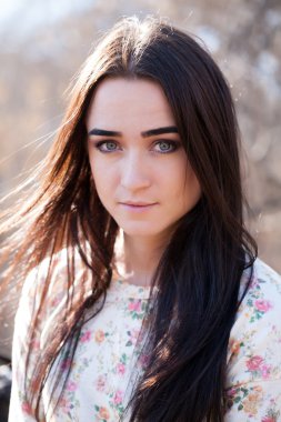 parlak bir makyaj ile uzun saçlı esmer