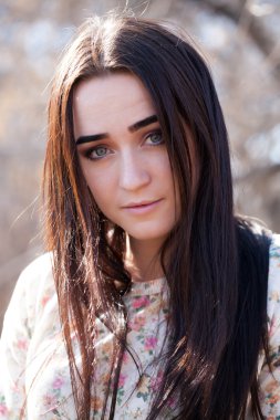 parlak bir makyaj ile uzun saçlı esmer