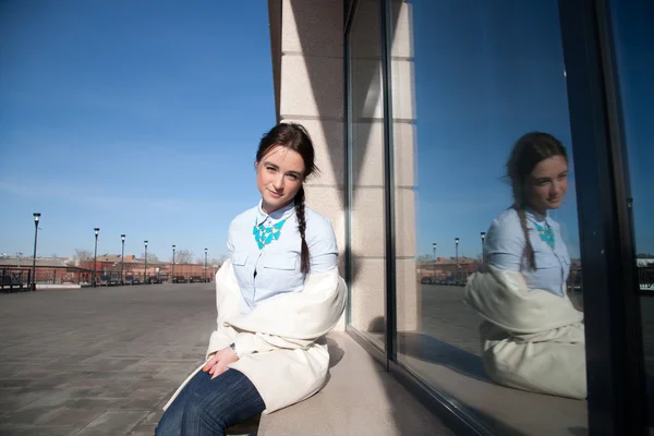 Meisje zittend op een vensterbank — Stockfoto