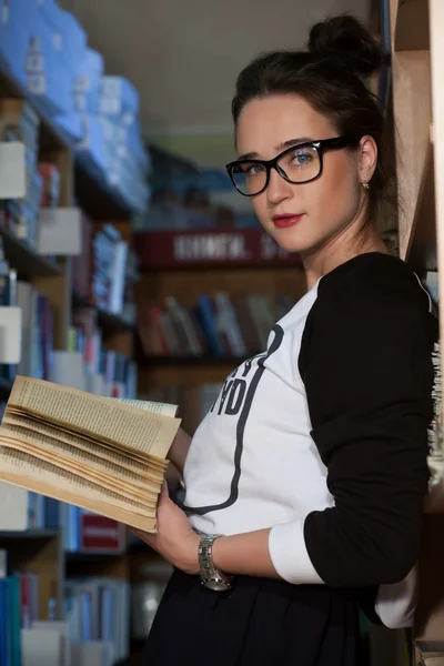 kitap rafları, kızla