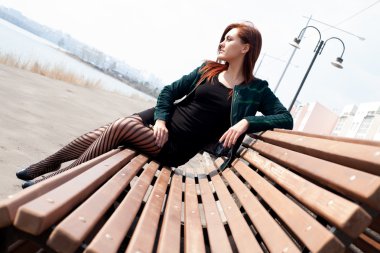 şehirde bir bankta oturan iş kadını