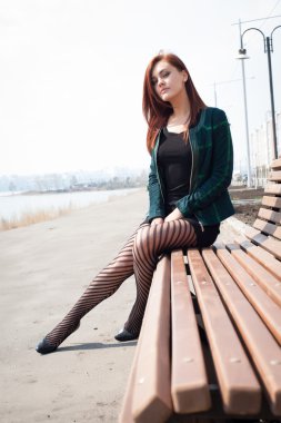 şehirde bir bankta oturan iş kadını