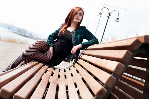 Ділова жінка сидить на лавці в місті — стокове фото