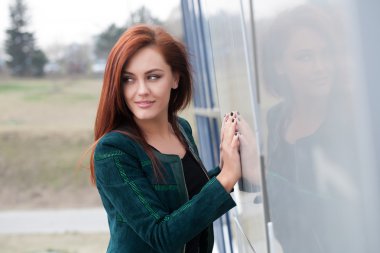 Kızıl saçlı güzel genç kız.