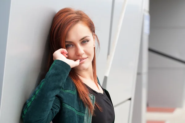 Bella ragazza con i capelli rossi — Foto Stock