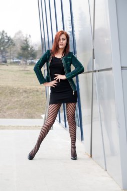 arka planda iş merkezinin bir iş kadını