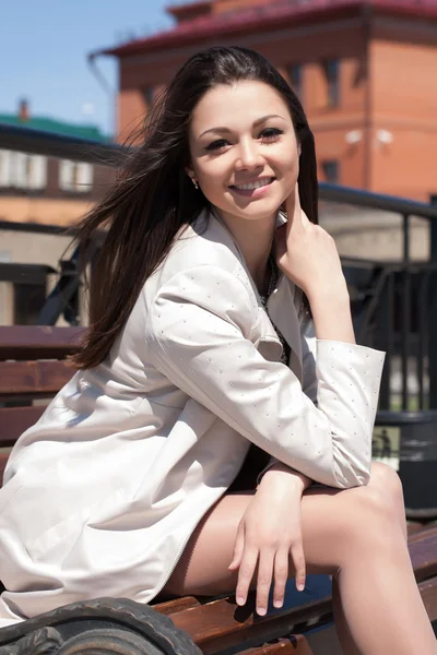 Young business woman sitting on a bench in the city — Stock Photo, Image