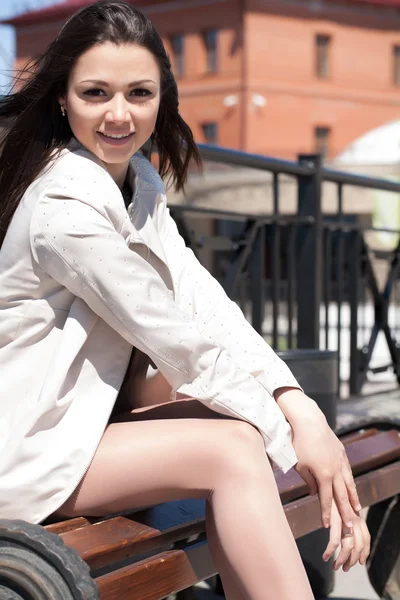 Young business woman sitting on a bench in the city — Stock Photo, Image