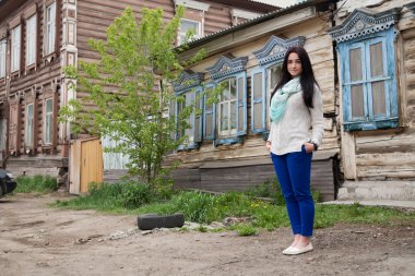 eski ahşap evin zemin üzerine genç kız