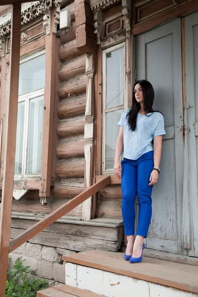 Mädchen steht auf der Veranda des letzten Jahrhunderts — Stockfoto