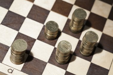 bir satranç tahtası üzerinde 10 ruble sikke