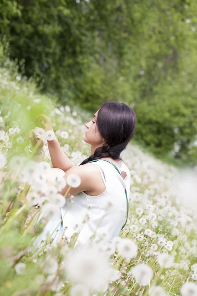 タンポポの花束を持つ少女 — ストック写真